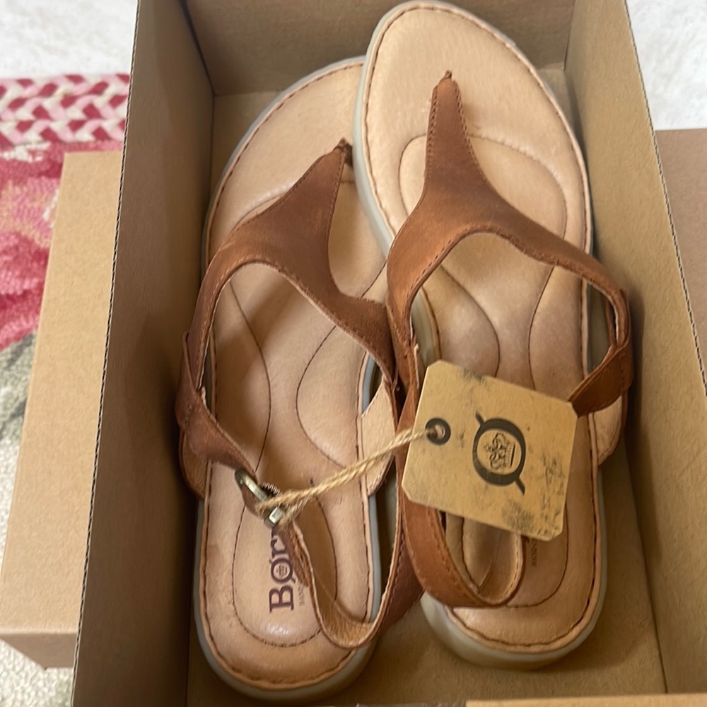 BNWT Born “Taylor” sandals